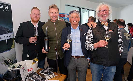 Viel Spaß bei der Weinverkostung 2019 hatten u.a. (v.l.n.r.) Christoph Neururer (Chefsommelier Hotel Wildspitze), Leo Hillinger, Othmar Walser (Hotel Vier Jahreszeiten) und Sepp Eiter (Wirt Café 3.440)